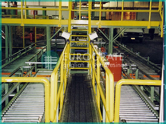 barandillas de seguridad, escalones y cubre peldaños para la protección de los trabajadores en las instalaciones mecánicas