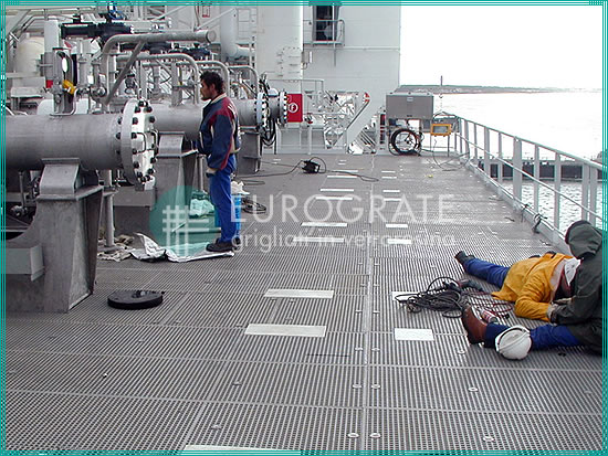 barandillas de PRFV y rejillas para la protección de los trabajadores en un barco